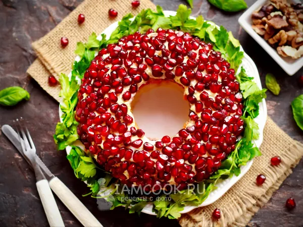 Фото блюда: Салат «Гранатовый браслет» с курицей и грибами