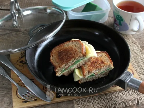 Фото блюда: Сэндвич с яйцом на сковороде