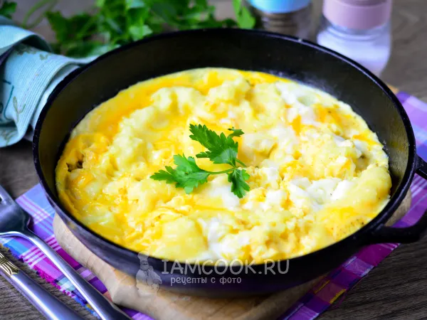 Фото блюда: Омлет с картофельным пюре на сковороде