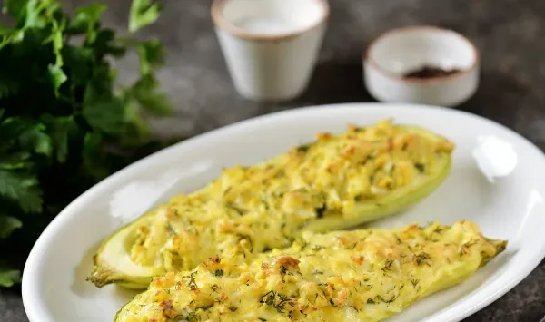 Фото блюда: Кабачки, фаршированные яйцом и сыром