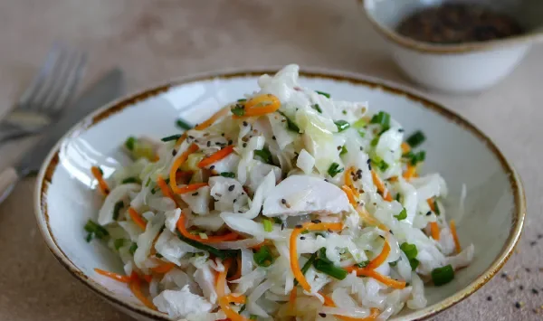 Фото блюда: Салат с курицей и квашеной капустой