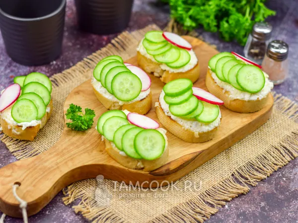 Фото блюда: Брускетта с огурцом и сыром