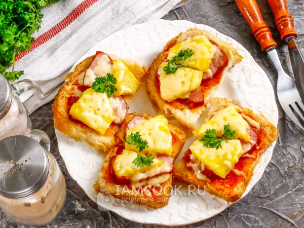 Фото блюда: Горячие бутерброды с балыком и ананасами на сковороде