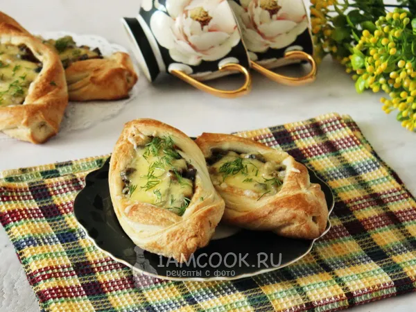 Фото блюда: Лодочки из слоеного теста с грибами