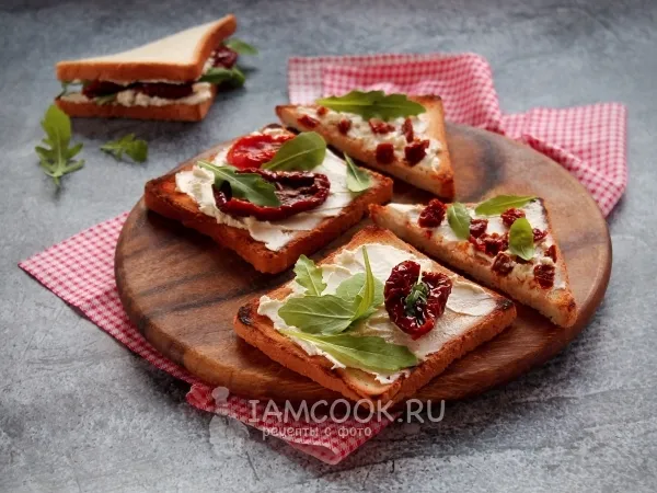 Фото блюда: Бутерброды с творожным сыром и вялеными помидорами