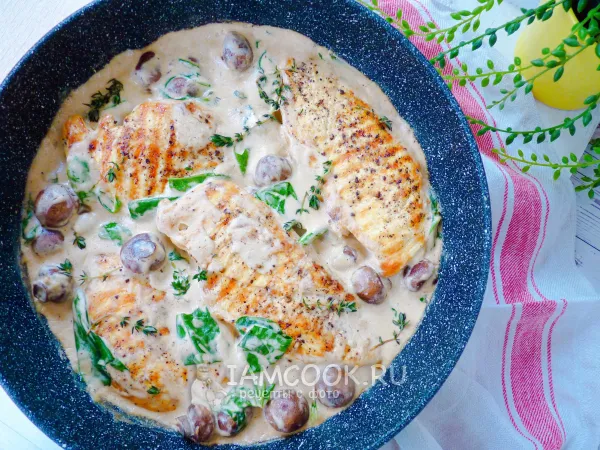 Фото блюда: Куриная грудка с шампиньонами в сливочно-винном соусе со шпинатом