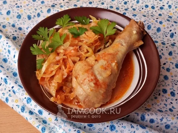 Фото блюда: Куриные голени, тушёные с капустой