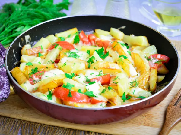 Фото блюда: Жареная картошка с помидорами и сыром
