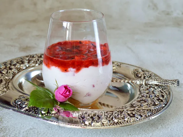 Фото блюда: Клубничный десерт в стаканах