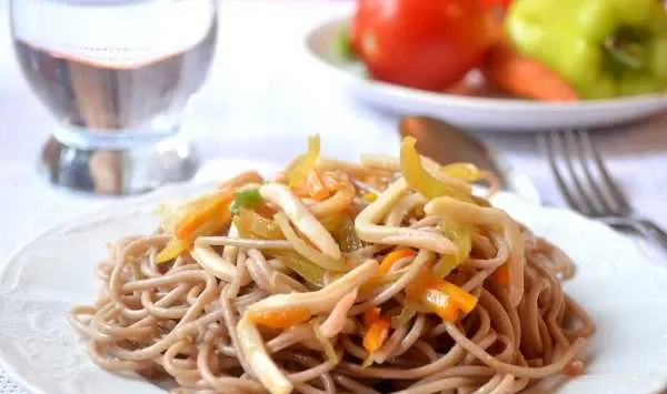 Фото блюда: Соба с кальмарами и овощами