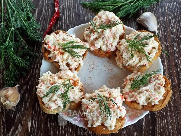 Фото блюда: Бутерброды с крабовыми палочками, плавленым сыром и чесноком