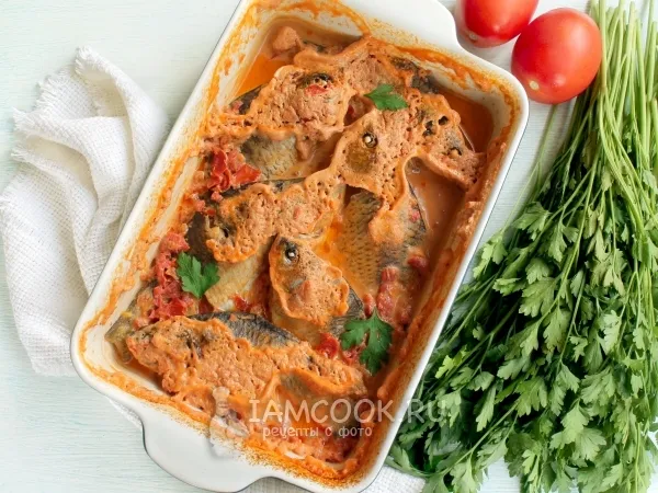 Фото блюда: Караси в сметане с помидорами в духовке