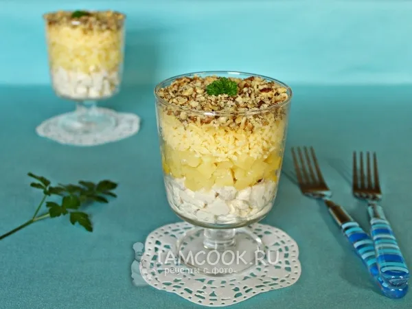 Фото блюда: Салат с курицей, ананасом, сыром и грецкими орехами слоями