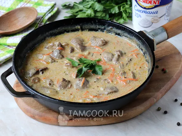 Фото блюда: Вкусная подлива из куриной печени со сметаной на сковороде
