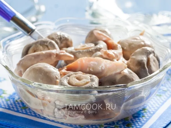 Фото блюда: Салат с копченой курицей и шампиньонами