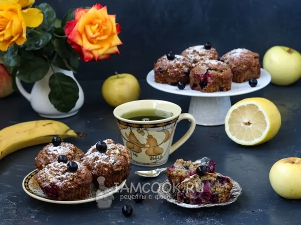 Фото блюда: Веганские маффины с бананом, яблоком и смородиной