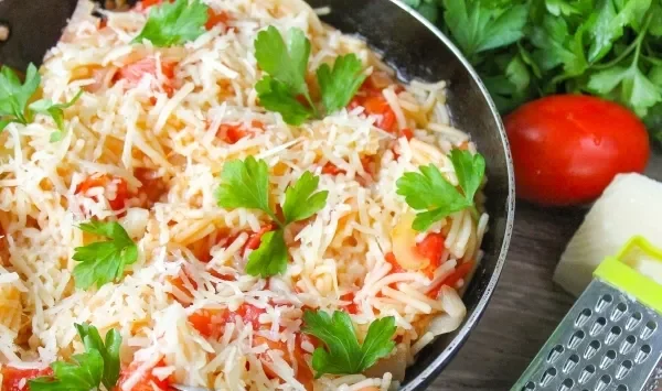 Фото блюда: Макароны с помидорами и сыром