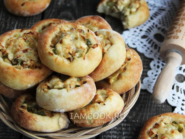 Фото блюда: Ватрушки с курицей и маринованными огурцами