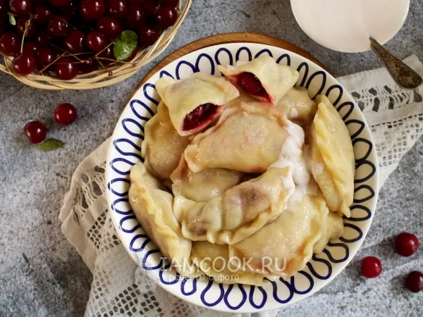 Фото блюда: Вареники с вишней на кефире (с содой)