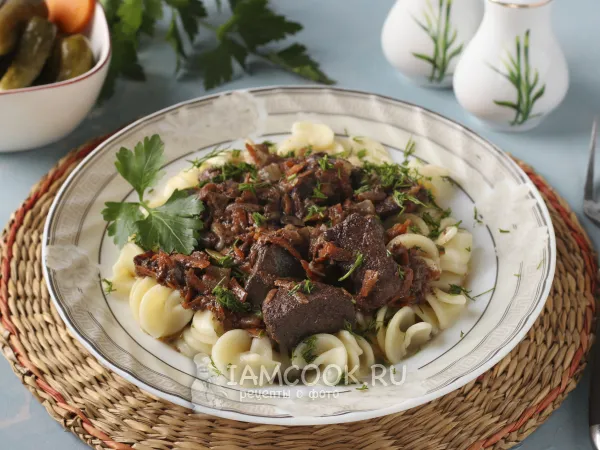 Фото блюда: Свиная печень с луком и морковью в сметане