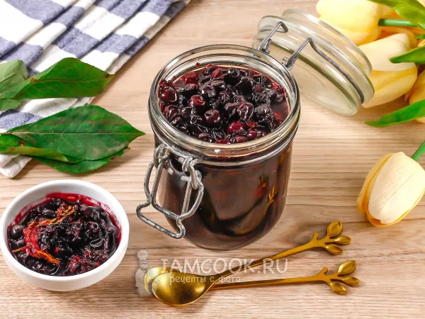 Фото блюда: Варенье из черной смородины с листьями вишни