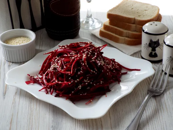 Фото блюда: Салат из сырой свёклы с луком