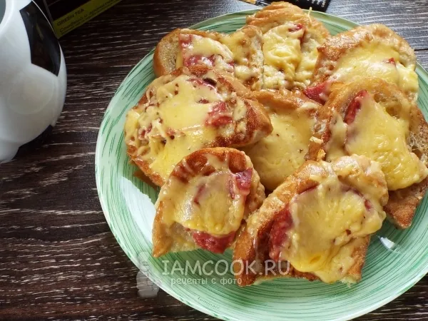 Фото блюда: Гренки с колбасой и сыром на сковороде
