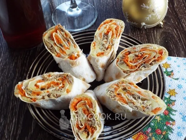 Фото блюда: Рулет из лаваша с корейской морковью и консервированной рыбой