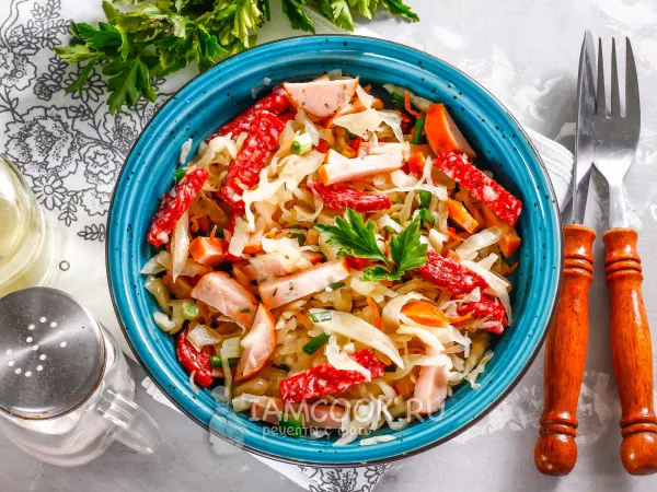 Фото блюда: Салат с квашеной капустой и колбасой