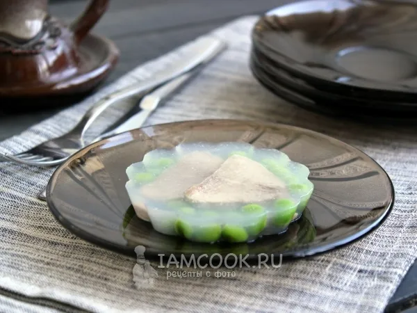 Фото блюда: Заливной язык с горошком