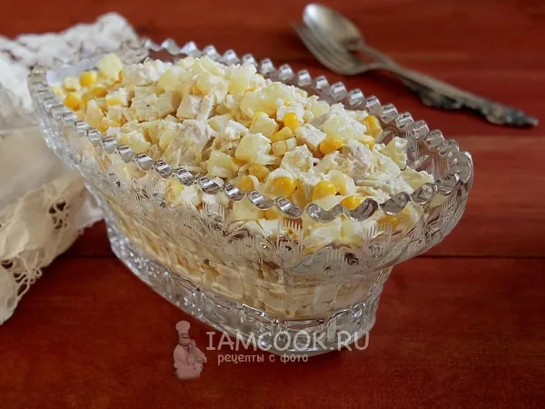 Фото блюда: Салат с курицей, ананасом, кукурузой, сыром и яйцом