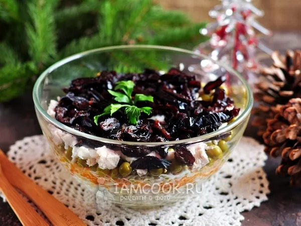 Фото блюда: Салат «Прага» с курицей и черносливом