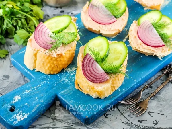 Фото блюда: Бутерброды с икрой трески и огурцом