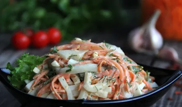 Фото блюда: Салат с кальмарами, корейской морковью и яйцом