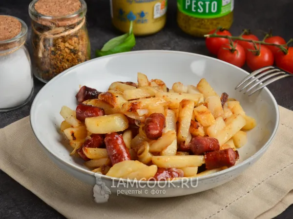 Фото блюда: Картошка с охотничьими колбасками на сковороде