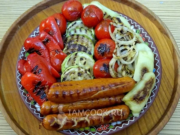 Фото блюда: Сосиски с овощами на сковороде-гриль