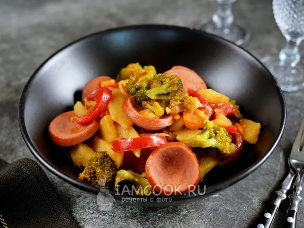 Фото блюда: Тушеная брокколи с сардельками и овощами