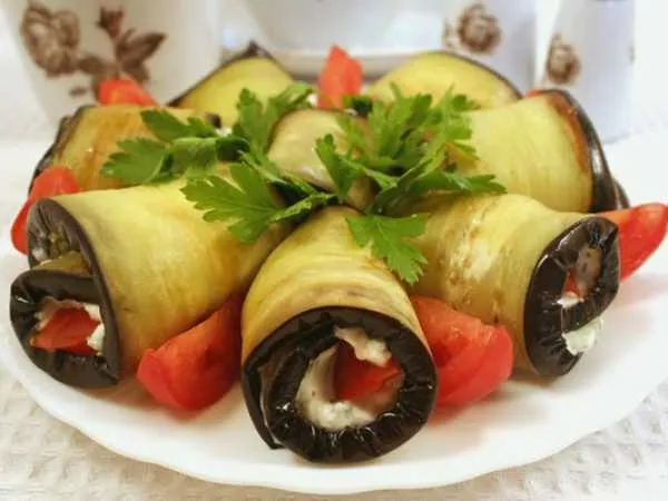 Фото блюда: Рулетики из баклажанов с помидорами и сыром Фета