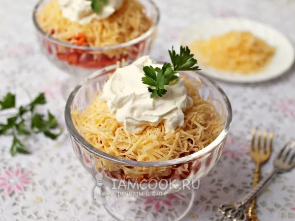 Фото блюда: Салат с копченой колбасой и свежей морковью