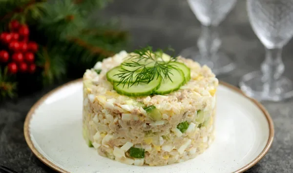 Фото блюда: Салат из горбуши консервированной с рисом и яйцом