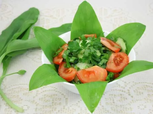 Фото блюда: Салат из черемши с помидорами и огурцами