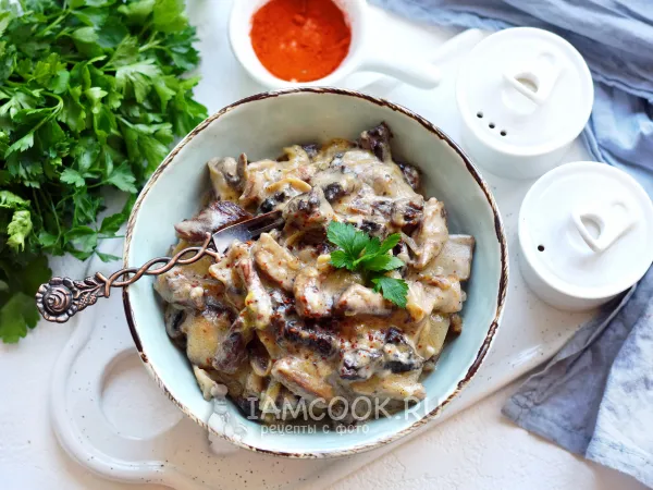 Фото блюда: Тушеная говядина с черносливом и грибами в сливочном соусе