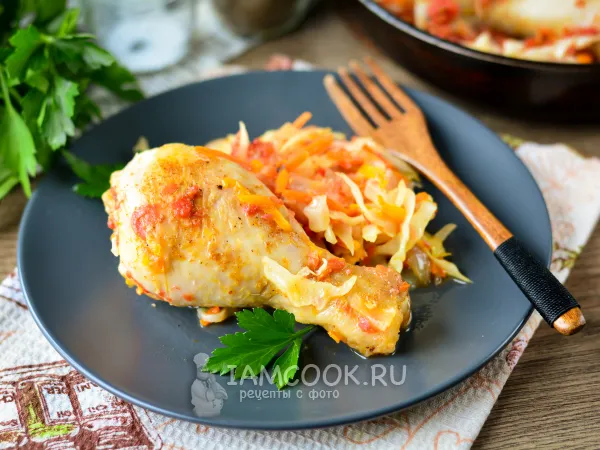 Фото блюда: Тушеная курица с капустой на сковороде
