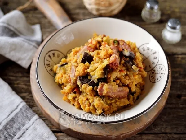 Фото блюда: Чечевица с копчеными ребрышками в сковороде