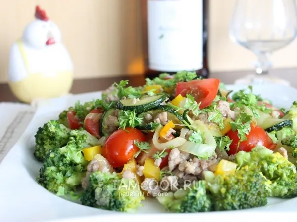 Фото блюда: Теплый салат с цукини и фаршем