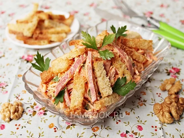 Фото блюда: Салат из моркови, копченой колбасы и сухариков