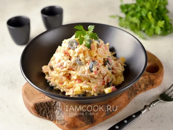 Фото блюда: Салат с крабовыми палочками, ананасом и маслинами