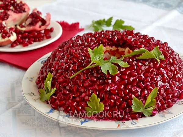 Фото блюда: Салат «Гранатовый браслет» с копченой курицей