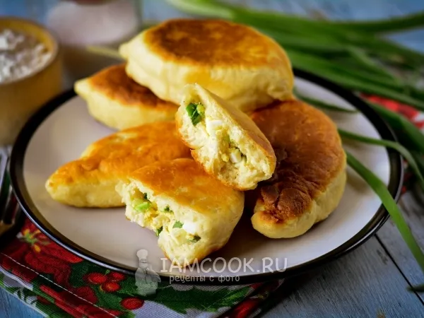 Фото блюда: Быстрые пирожки на кефире с луком и яйцом