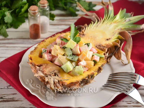 Фото блюда: Салат с крабовыми палочками, свежим ананасом и сыром